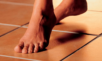 赤脚走路是脚部皮肤出现真菌的原因
